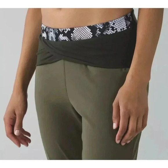 Lululemon Sunset Salutation Crop Leggings Sz 8 Fatigue Green/Ziggy Snake Pockets - Picture 9 of 10